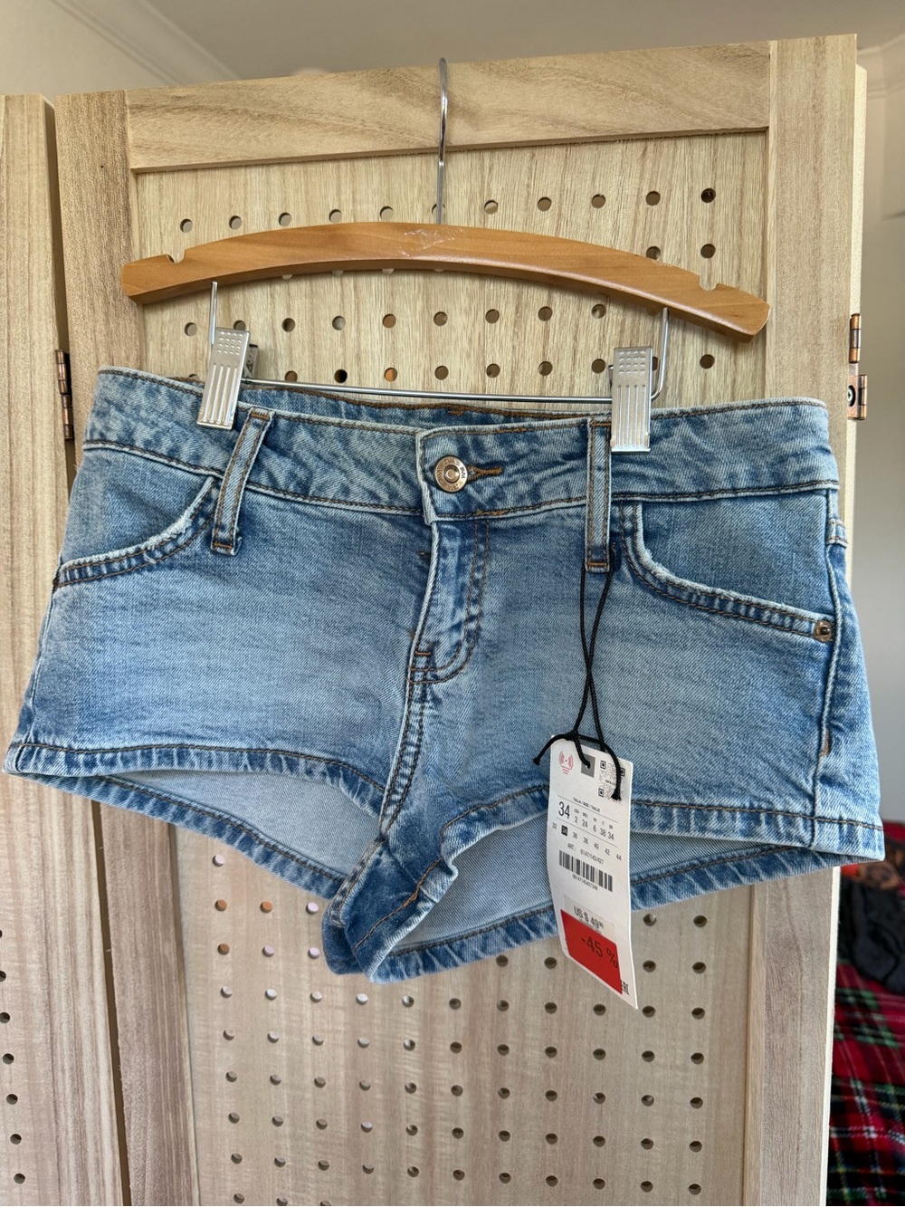 Zara: Low waisted denim shorts